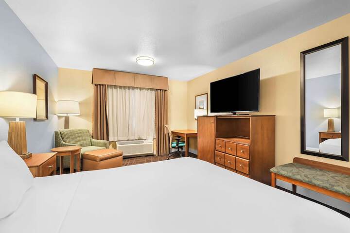1 Queen Bed (6 of 8)