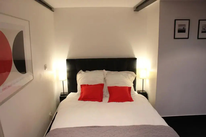 Room 2 of 10