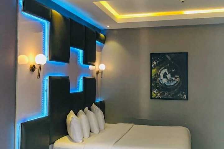 Room 4 of 17