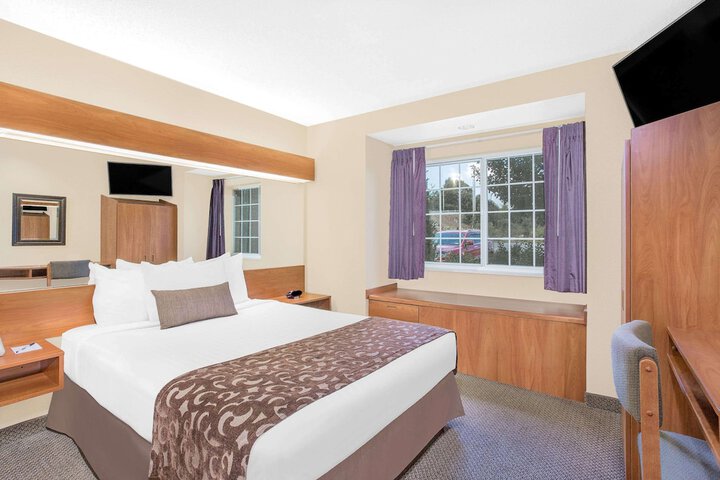 1 Queen Bed (22 of 25)