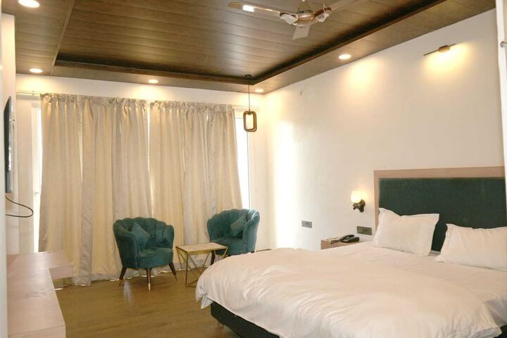 Room 2 of 10