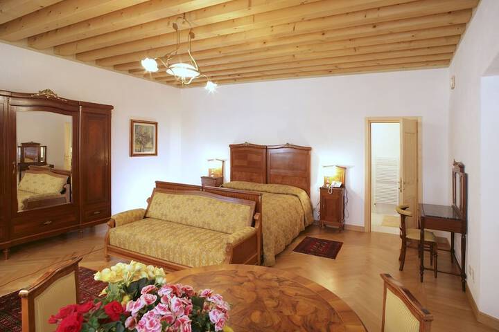 Room 6 of 14