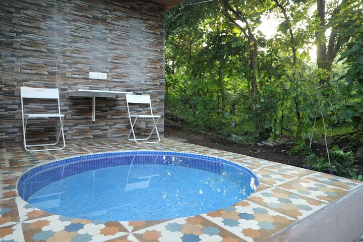 Pool 25 of 38