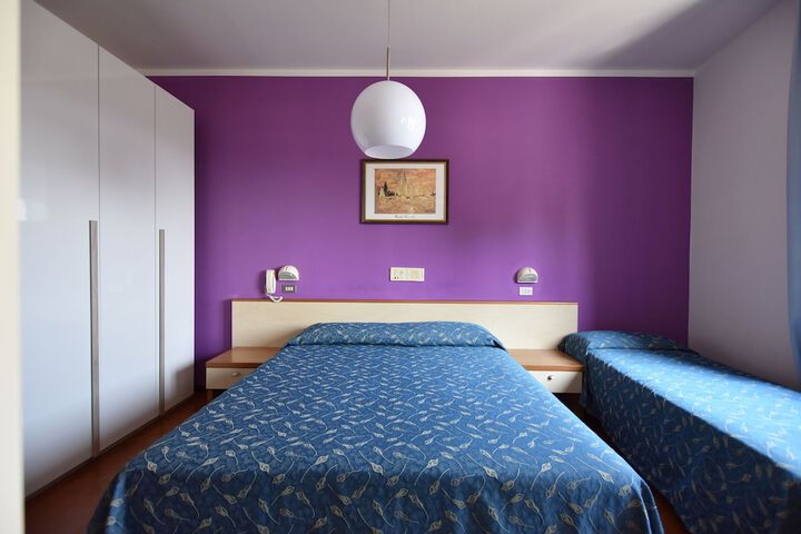 Room 32 of 60