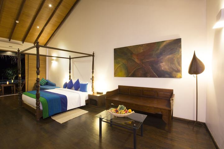 Room 4 of 17
