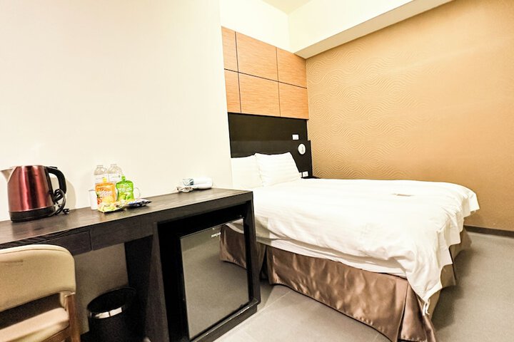 Room 32 of 65