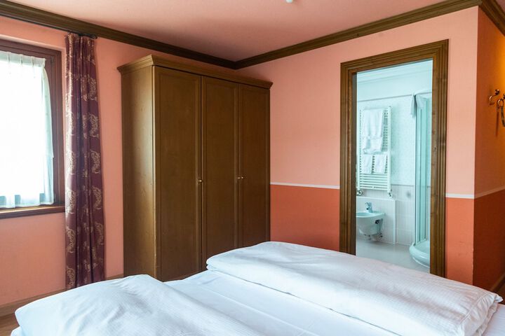Room 14 of 211