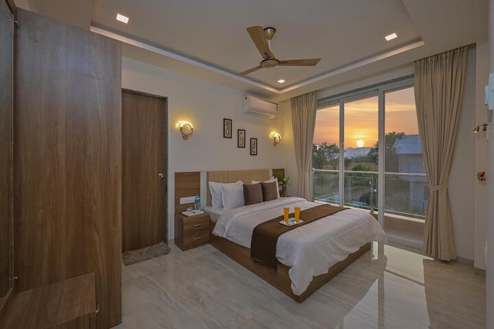 Room 4 of 30