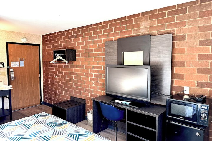 1 Queen Bed (6 of 6)