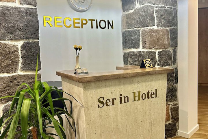 Ser in Hotel