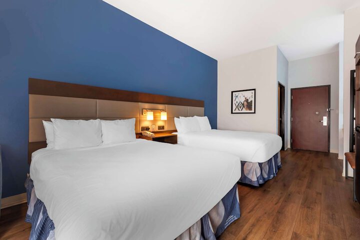 2 Queen Beds Microwave and Refrigerator Full Breakfast (6 of 7)