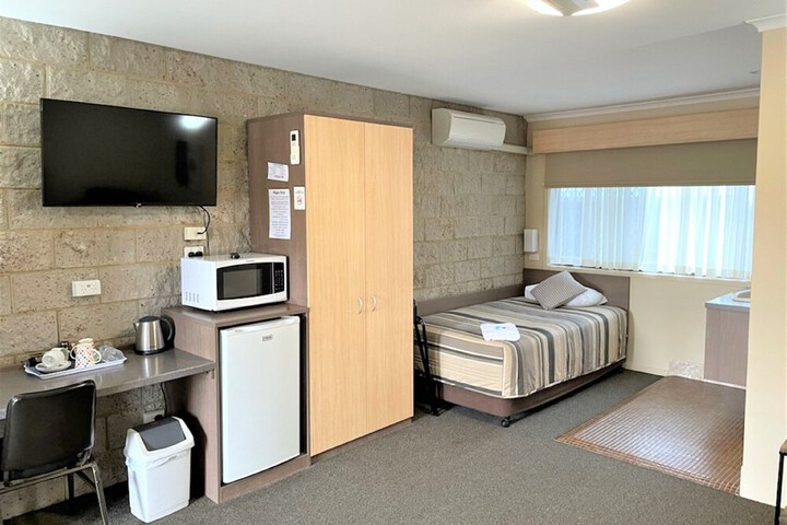 Room 4 of 18