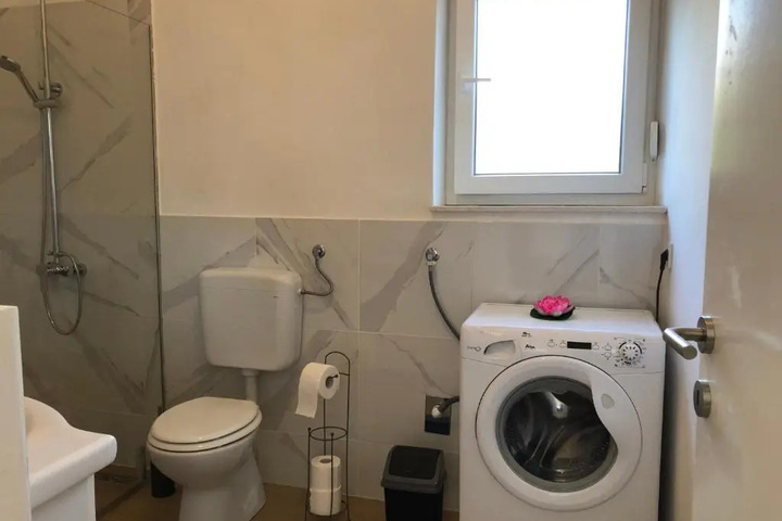 Room 4 of 9
