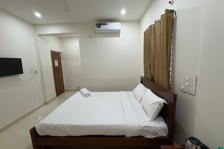 Room 7 of 9