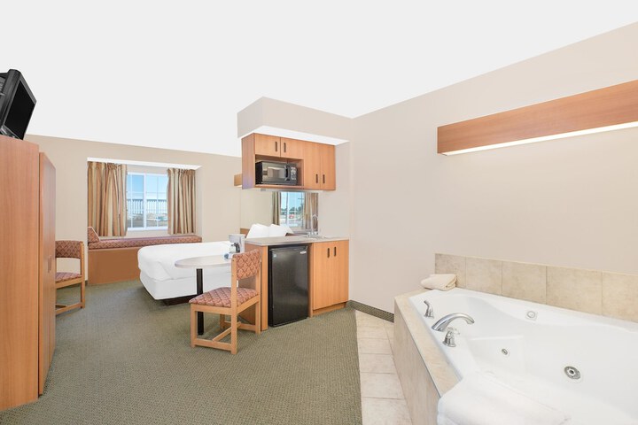 1 Queen Bed (14 of 16)