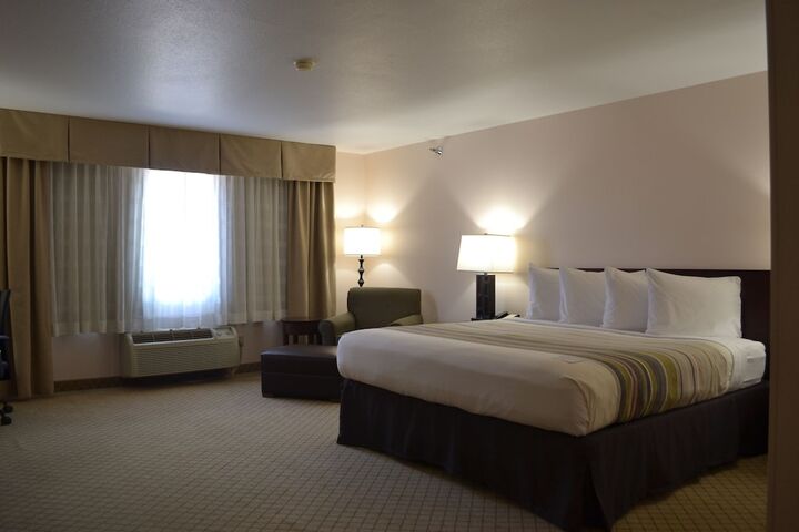 1 King Bed (4 of 18)