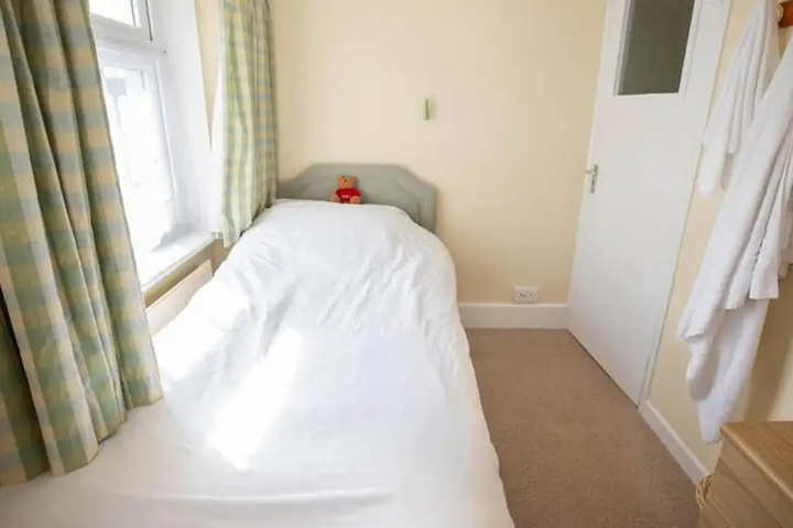 Room 2 of 10