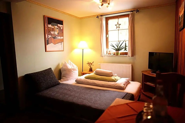Room 4 of 12