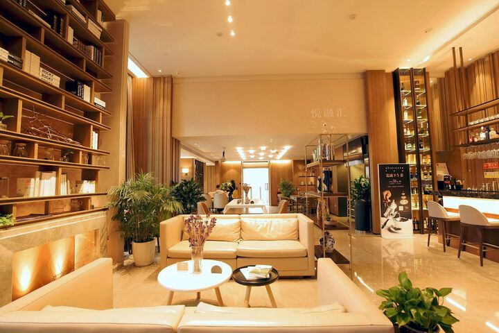 Lobby lounge