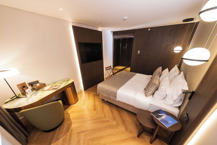 Room 52 of 200