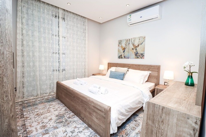 Room 4 of 9