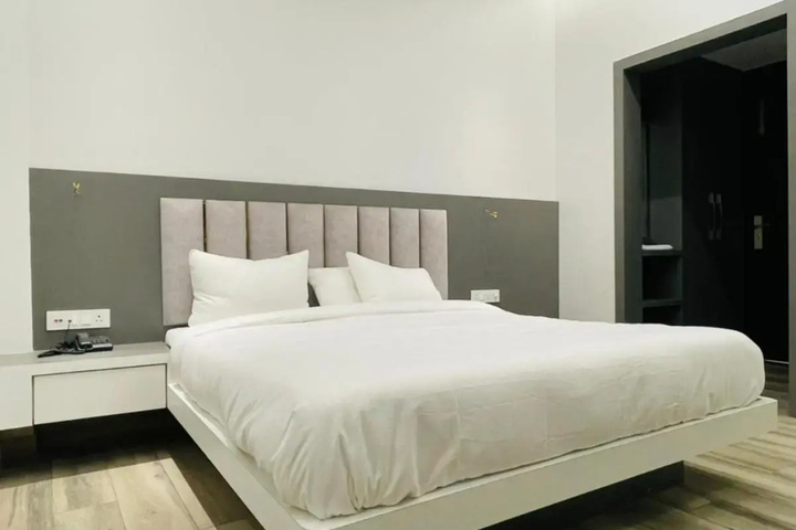 Room 4 of 16