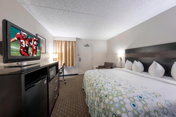 1 King Bed (5 of 22)