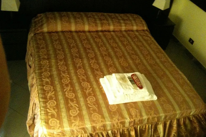 Room 4 of 14