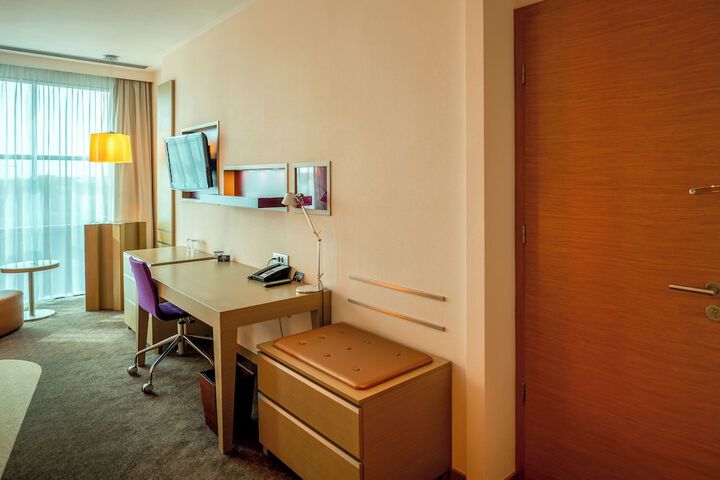 Room 25 of 94