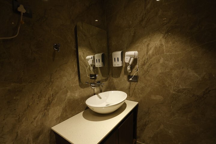Room 9 of 11