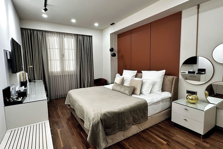 Room 12 of 32