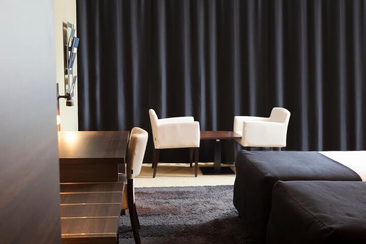 Room 6 of 28