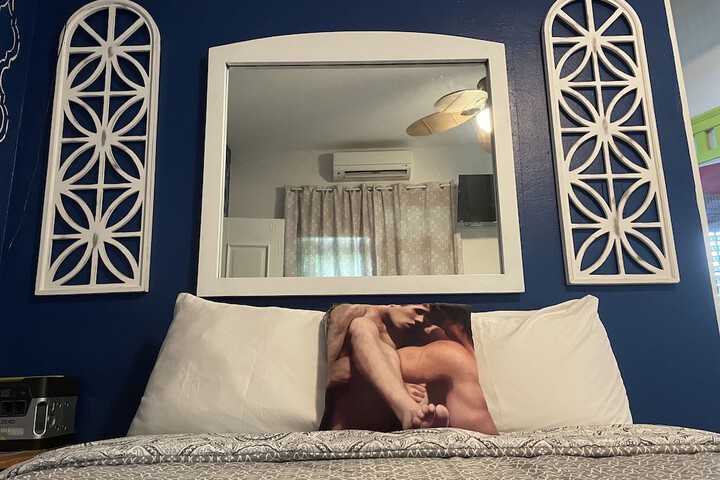 Room 4 of 98