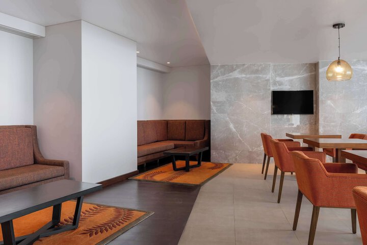 Lounge 153 of 200