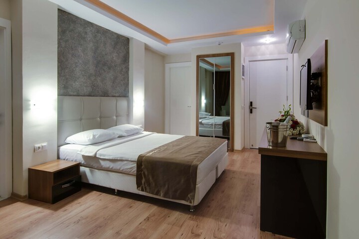Room 6 of 8