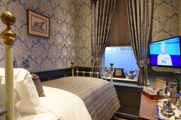 Room 22 of 42