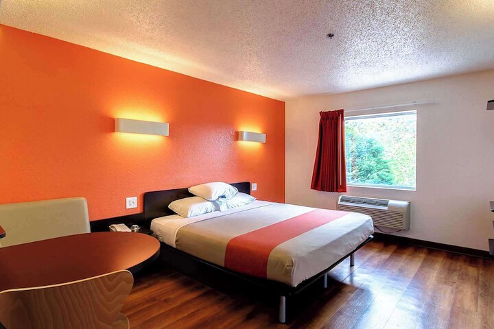 1 Queen Bed Kitchen (1 of 7)