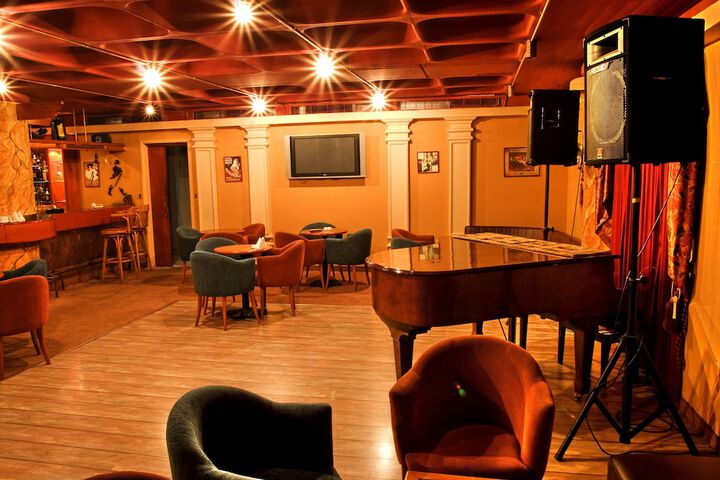 Lounge 55 of 64
