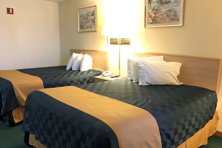 1 Queen Bed (6 of 10)
