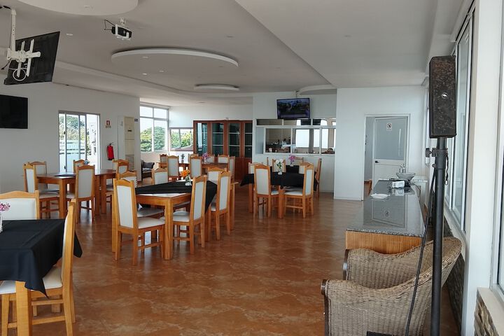 Dining 8 of 17