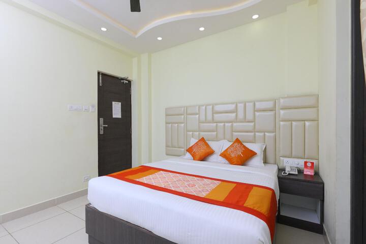 Room 6 of 12