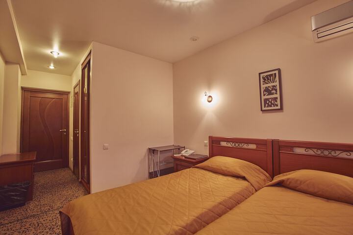 Room 4 of 33