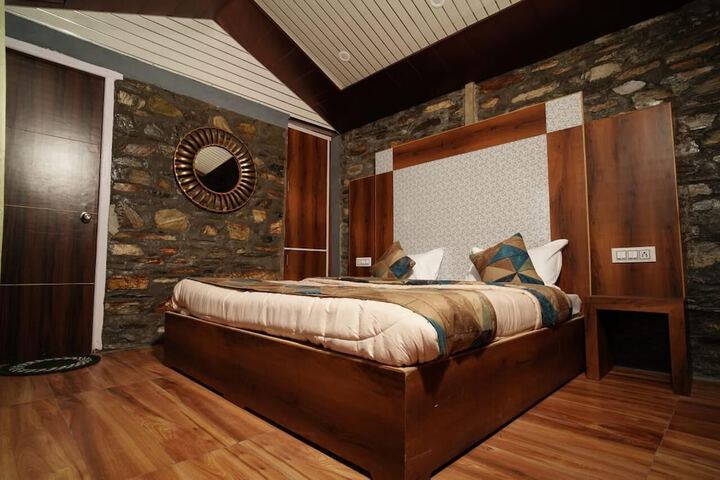 Room 8 of 12