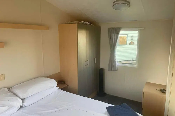 Room 4 of 18