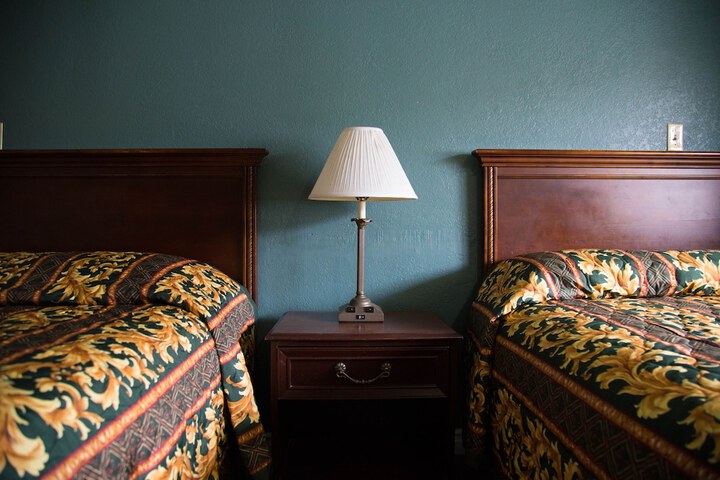2 Queen Beds (5 of 7)