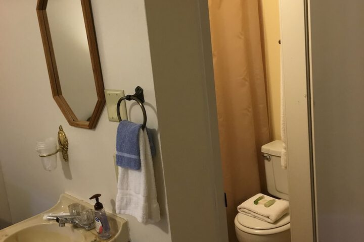 1 Queen Bed (6 of 21)