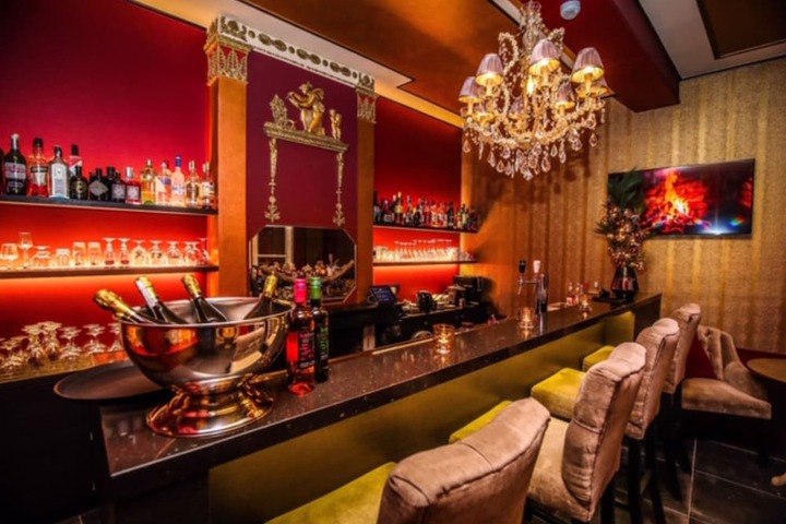 Lounge 83 of 106