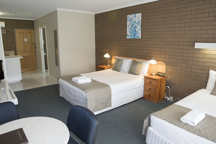 Room 3 of 99