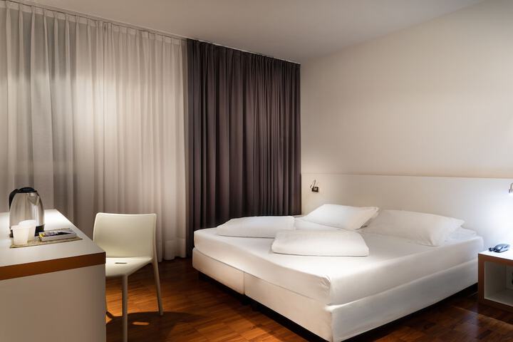 Room 3 of 99