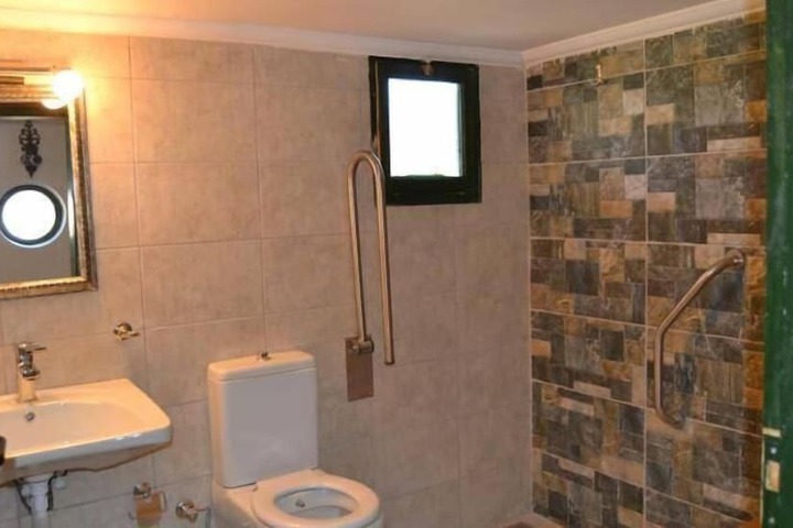 Room 8 of 34